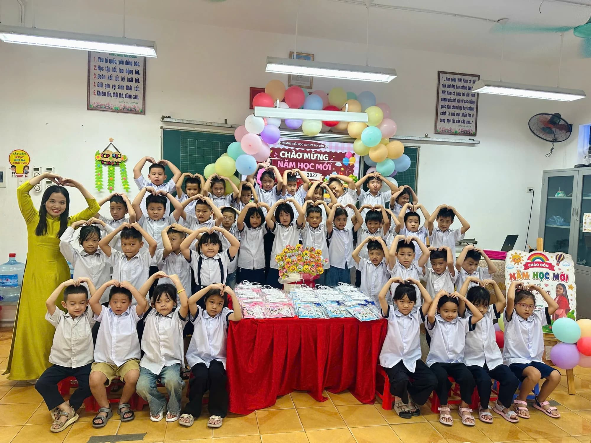 Cô Thanh Nga cùng tập thể trong một khoảnh khắc kỷ niệm